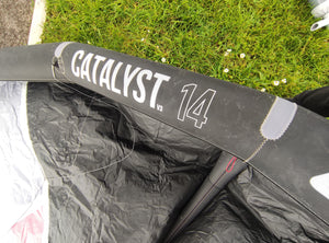  Used Catalyst V3 14 METERS Ozone kites custom color Black, is the kite for anyone getting into the sport or riders looking for a fun, confidence inspiring kite with ease of use at its heart. Super ligth perfect for light winds and hydrofoil, Friendly price.