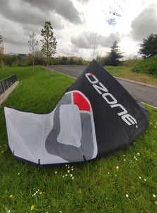  Used Catalyst V3 14 METERS Ozone kites custom color Black, is the kite for anyone getting into the sport or riders looking for a fun, confidence inspiring kite with ease of use at its heart. Super ligth perfect for light winds and hydrofoil, Friendly price.